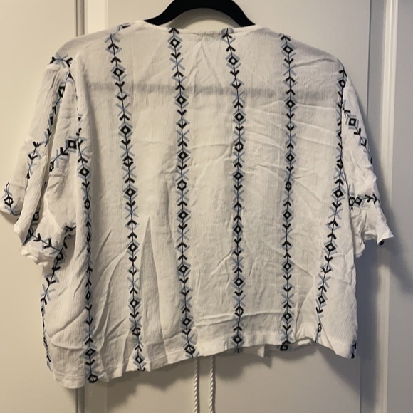 Cute crop top. - Picture 3 of 3